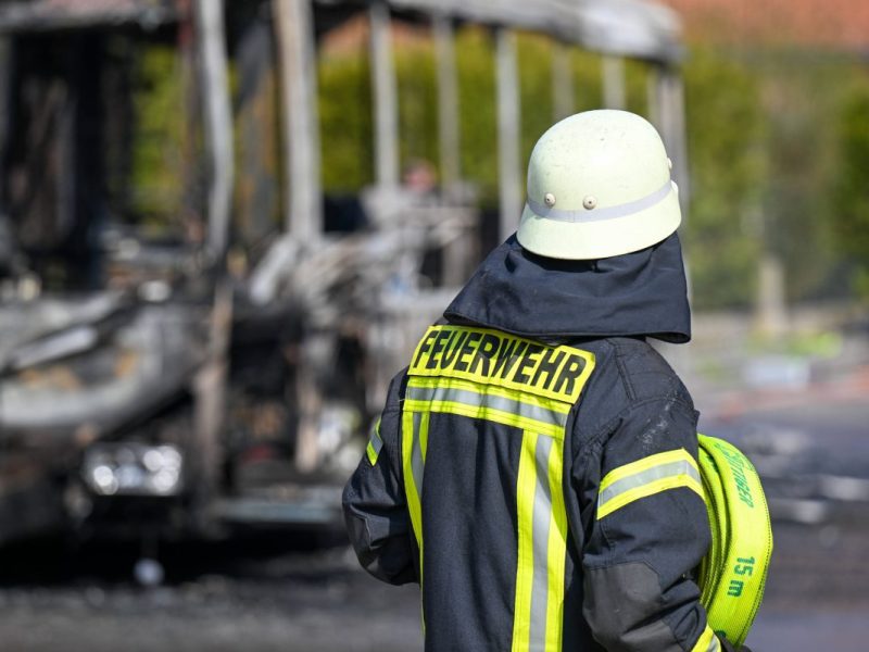 Die Feuerwehr löscht einen Brand (Symbolbild)