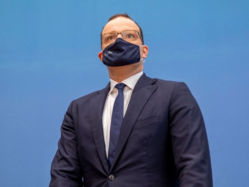 „Ich habe ein reines Gewissen“ beteuert Jens Spahn (CDU) – doch was steckt wirklich hinter dem Fiege-Deal und den Geld-Klagen? Der Druck steigt.