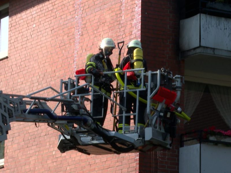 Die Feuerwehr löscht den Brand in Hamburg.